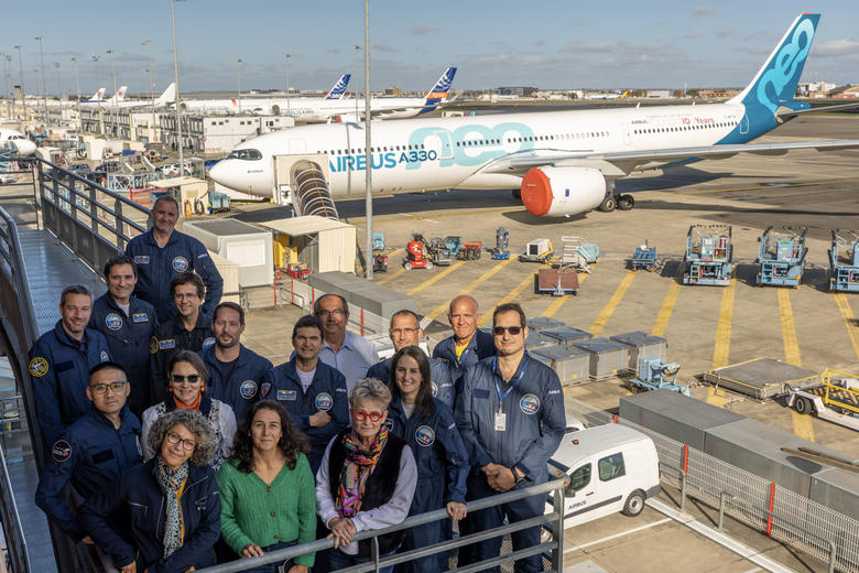 Thomas Pesquet an the team front of the A330neo
