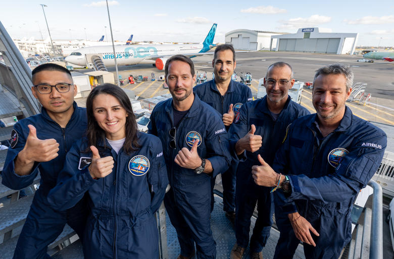 Andrea GRANDE, CHEN Fei, Thomas PESQUET, Cedric SAURRAT, Gianmarco MARANELLI and Franck GUILBERT front of the A330