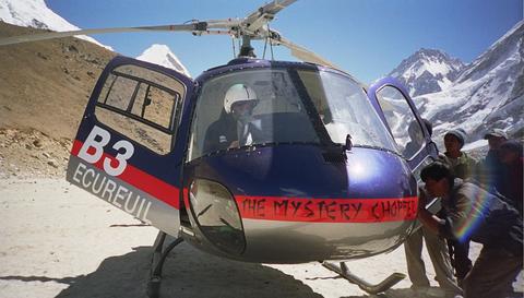 Ecureuil AS350 B3 landed at 8850 meters on the summit of Everest