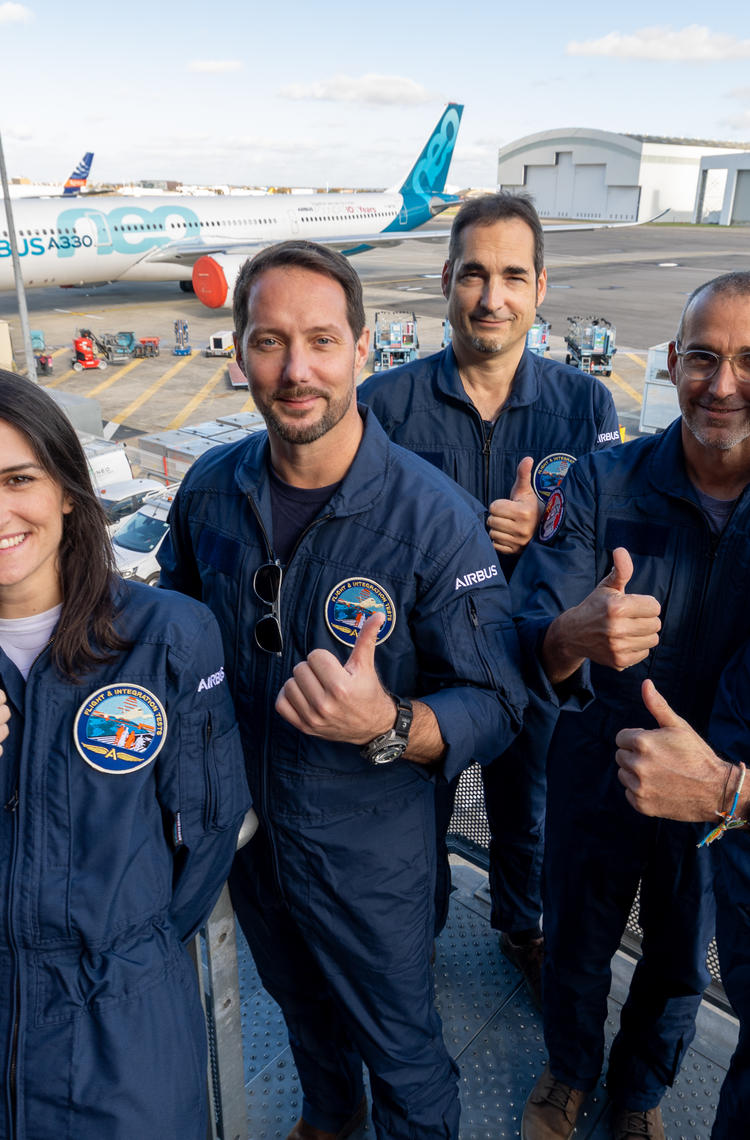 Thomas Pesquet joins Airbus Andrea GRANDE, CHEN Fei, Thomas PESQUET, Cedric SAURRAT, Gianmarco MARANELLI and Franck GUILBERT front of the A330
